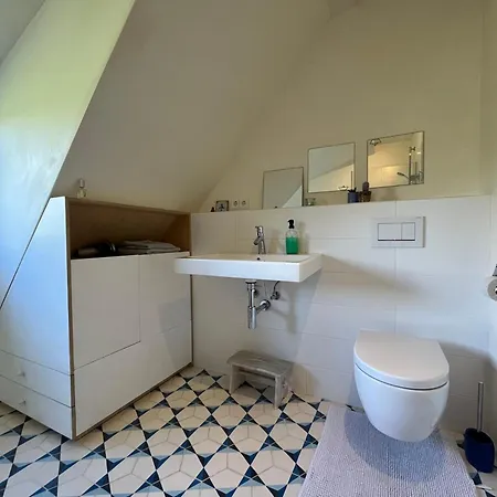 Helles Giebelzimmer Im Altbau ホームステイ ケルン