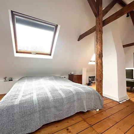 Helles Giebelzimmer Im Altbau * Cologne