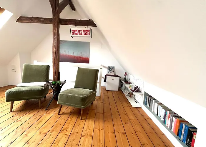 홈스테이 Helles Giebelzimmer Im Altbau