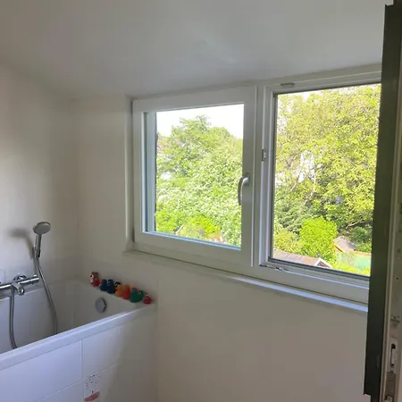 Helles Giebelzimmer Im Altbau Δωμάτια σε οικογενειακή κατοικία